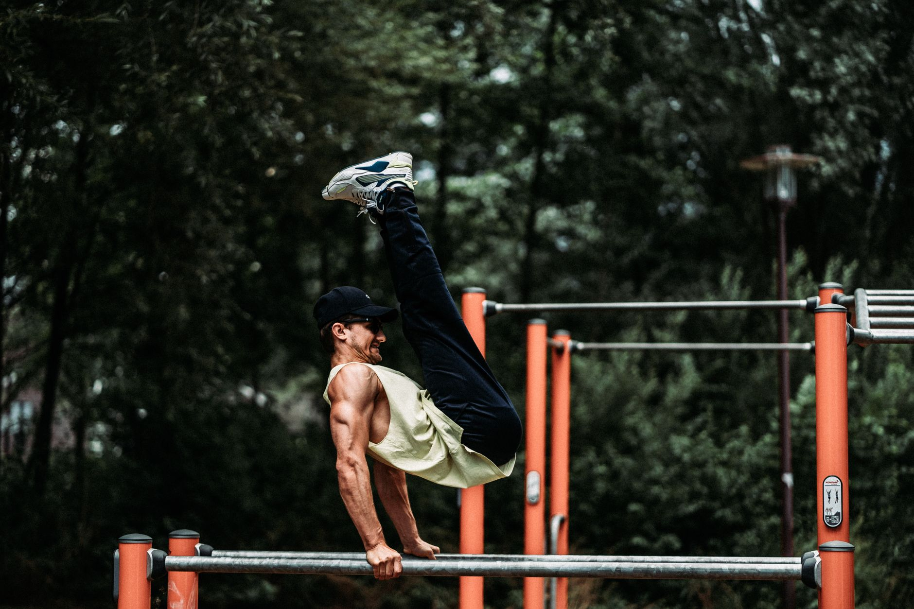 Trening street workout na świeżym powietrzu jako forma regularnej aktywności wspierającej samopoczucie